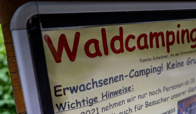 Ein Plakat informiert über das Konzept Erwachsenen-Camping am Eingang zum Waldcampingplatz Erzgebirge in Amtsberg. Ein Plakat informiert über das Konzept Erwachsenen-Camping am Eingang zum Waldcampingplatz Erzgebirge in Amtsberg.