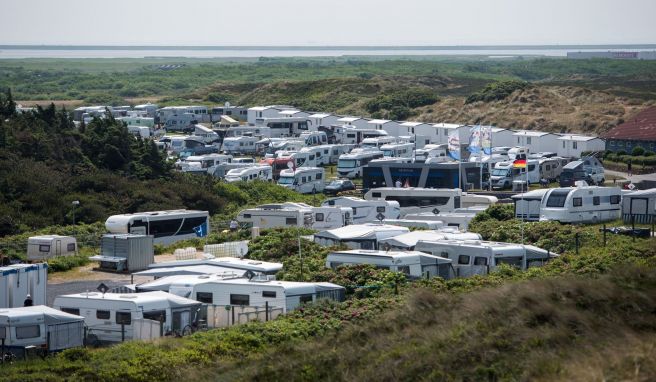 Viele Urlauber bevorzugten im zweiten Corona-Sommer nicht nur das eigene Auto, sondern auch die eigene Unterkunft. Die Folge waren volle Campingplätze. 