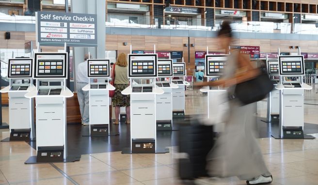 An fast 120 Automaten am BER können Passagiere den Check-in-Prozess abkürzen. 