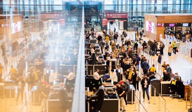 Am Flughafen  So geht's schneller durch Check-in und Sicherheitskontrolle