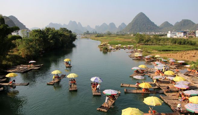 Flusslandschaft in China: Nach drei Jahren strenger Pandemie-Maßnahmen hat das Land Anfang Januar die Grenzen wieder geöffnet, seit Mitte März können auch Touristen regulär einreisen.