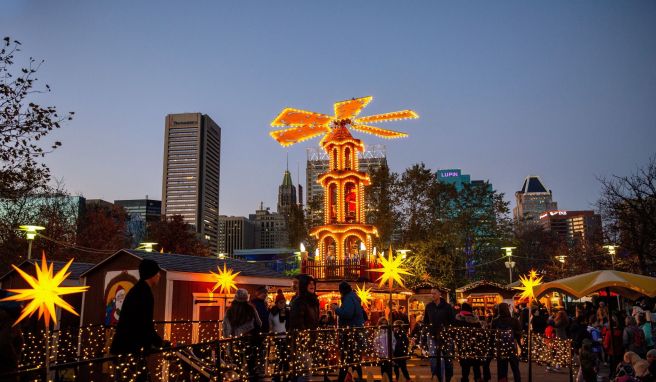 «Christmas Village» in Baltimore: «Gluhwine Pyramid» nennt sich dort eine illuminierte, überdimensionale Variante der hölzernen Weihnachtspyramiden, wie man sie aus dem Erzgebirge kennt.