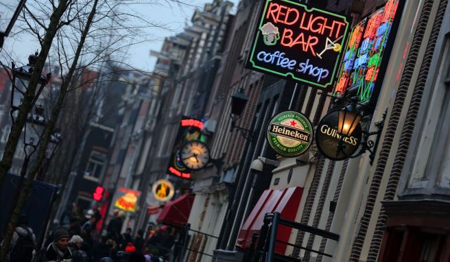 Ab dem 25. Mai gilt im alten Zentrum von Amsterdam ein Kiff-Verbot. Die Coffeeshops dürfen aber weiter weiche Drogen verkaufen. Ab dem 25. Mai gilt im alten Zentrum von Amsterdam ein Kiff-Verbot. Die Coffeeshops dürfen aber weiter weiche Drogen verkaufen.