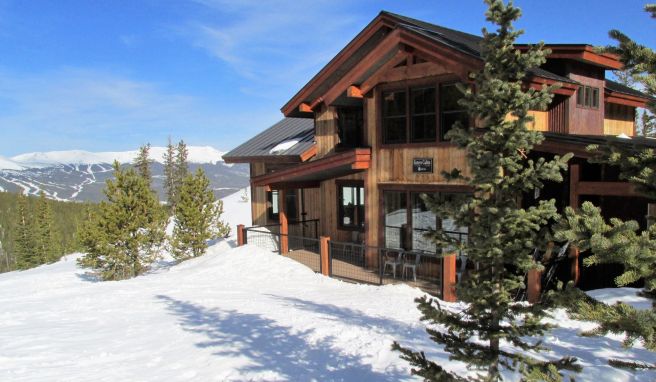 Zweistöckig mit Doppelgiebel, Veranda, Sauna, Solaranlage und Indoor-Komposttoiletten ist die 14-Personen-Herberge «Sisters Cabin» viel mehr rustikale Villa als schlichte Hütte. 