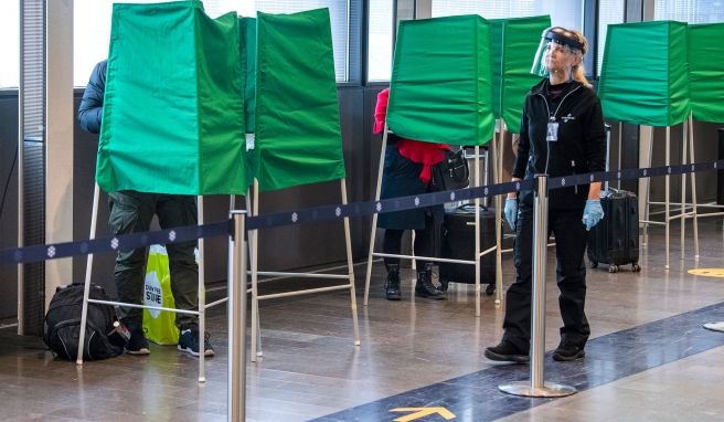 Reisende stehen am Flughafen Arlanda an den Corona-Teststationen, um Abstriche für die Schnelltests zu machen. Geimpfte und genesene EU-Bürger müssen bei der Einreise nach Schweden künftig keinen Corona-Test mehr vorweisen. 