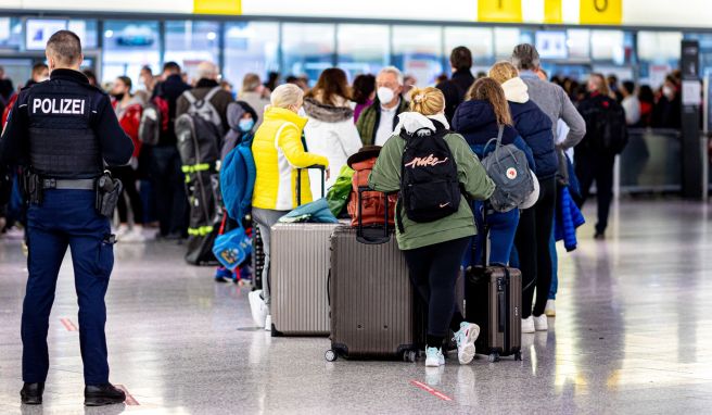 In einigen Bundesländern sind bereits Osterferien. Das sorgt für Andrang an den Airports, wie hier am Samstag in Hannover. 