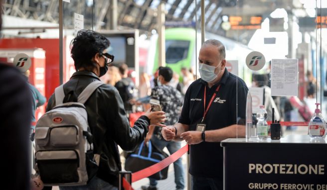 Italien verschärft seine Corona-Regeln. Wer mit Langstreckenbussen oder mit Fernzügen reist, braucht einen Nachweis, dass er gegen Covid-19 geimpft, negativ getestet oder genesen ist. 