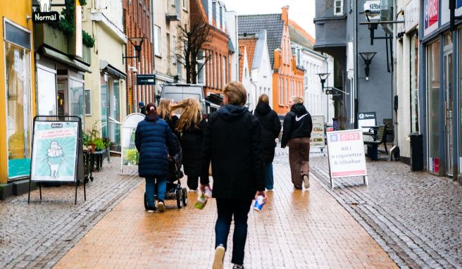 Trotz rekordhoher Infektionszahlen verabschiedet sich Deutschlands nördlichster Nachbar von seinen Corona-Beschränkungen. 