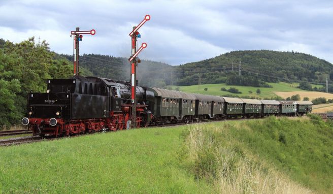 Unter Dampf: Bei dieser Fahrt schiebt die Dampflok aus den 1940er-Jahren die Waggons.