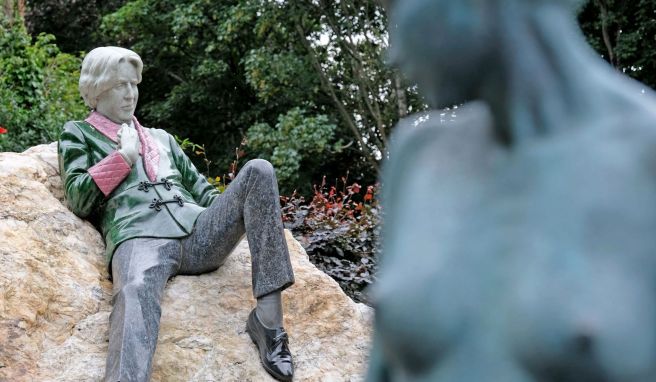 Gleich gegenüber vom Oscar Wilde House steht, oder besser: liegt im Merrion Square Park eine Statue des berühmten Schriftstellers.