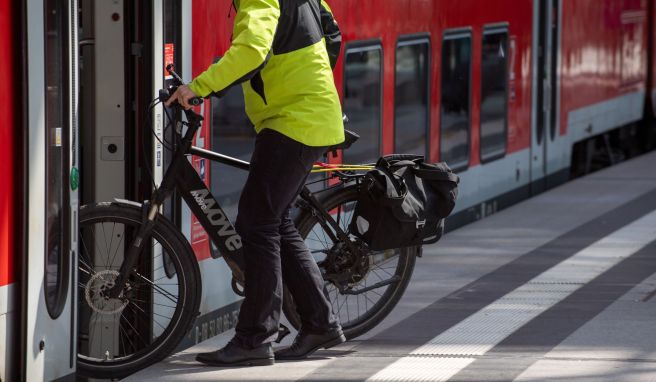 Um ein reibungsloses und schnelles Ein- und Aussteigen zu gewährleisten, sollten sich Fahrgäste mit Fahrrädern auf mehrere Fahrradabteile auf dem Bahnsteig verteilen.