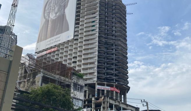 Düsteres Betonskelett  Lost Place: Der Geisterturm von Bangkok