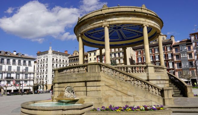 Plaza del Castillo - Hauptplatz von Pamplona: Im «Gran Hotel La Perla» (links im Hintergrund) soll Hemingway übernachtet haben. Plaza del Castillo - Hauptplatz von Pamplona: Im «Gran Hotel La Perla» (links im Hintergrund) soll Hemingway übernachtet haben.