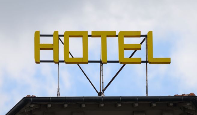 Anfrage ist nicht gleich Angebot: Hotels müssen zwischen unverbindlichen Kapazitätsanfragen und rechtlich bindenden Buchungsangeboten unterscheiden. Anfrage ist nicht gleich Angebot: Hotels müssen zwischen unverbindlichen Kapazitätsanfragen und rechtlich bindenden Buchungsangeboten unterscheiden.