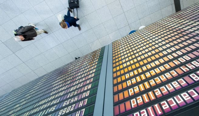 Kunden informieren Annullierung: Reisebüro versäumt Frist - Airline muss zahlen