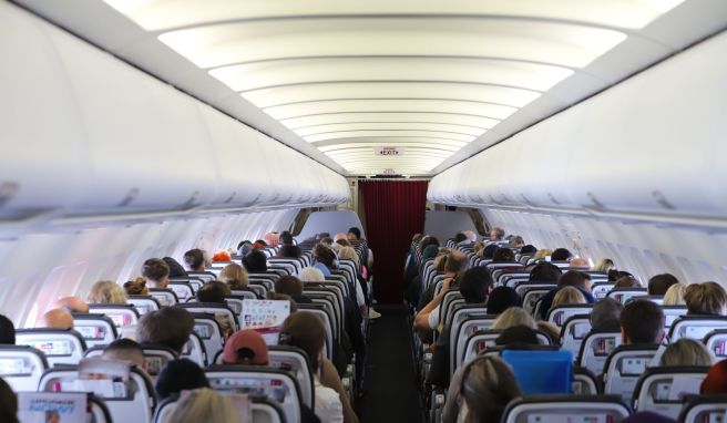 Bei Flugverspätung am besten dokumentieren: die Zeit, wann die Flugzeugtür geöffnet wird. Bei Flugverspätung am besten dokumentieren: die Zeit, wann die Flugzeugtür geöffnet wird.