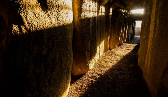 Sonne scheint in den Gang der Grabkammer von Newgrange: Zur Wintersonnenwende fällt das Morgenlicht besonders lang hier hinein. Sonne scheint in den Gang der Grabkammer von Newgrange: Zur Wintersonnenwende fällt das Morgenlicht besonders lang hier hinein.