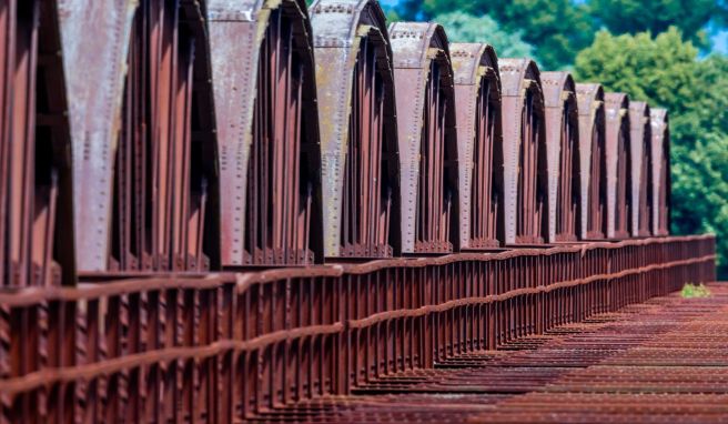 Die frühere Dömitzer Eisenbahnbrücke an der Elbe wird derzeit von verschiedenen Baufirmen saniert. In der Mitte der Brücke entsteht ein 2,50 Meter breiter Skywalk.