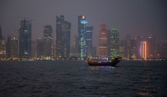 Strandleben in Doha: Baden im persischen Golf mit Blick auf die Skyline.