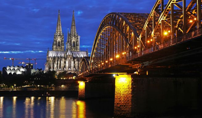Der Dom und die Hohenzollernbrücke sind zwei Kölner Wahrzeichen.