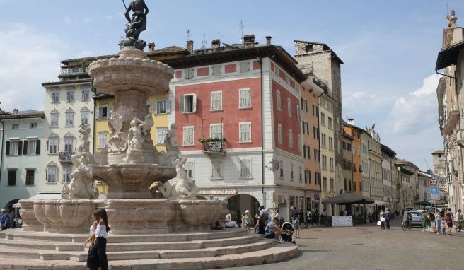 Der Domplatz mit dem Neptunbrunnen ist der Mittelpunkt von Trient. 