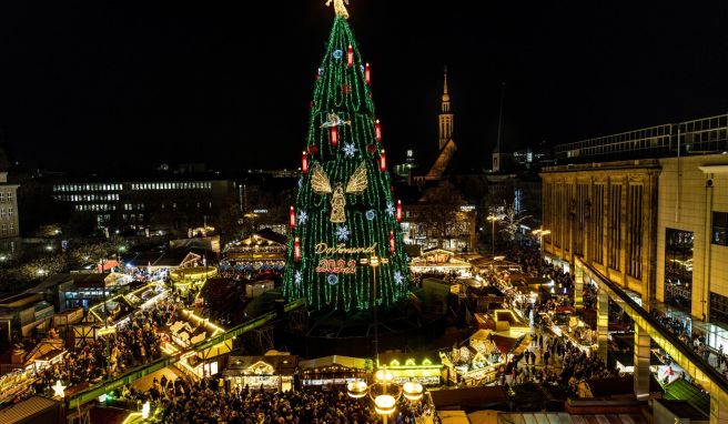 Auf dem Dortmunder Weihnachtsmarkt wurden zum ersten Mal in diesem Jahr die Lichter an den gut 1000 Fichten eingeschaltet, die zu einem 45 Meter hohen «Baum» aufgestapelt worden sind.