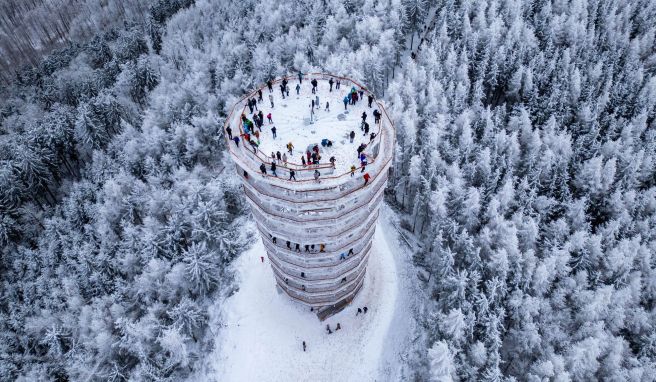 Mit Lift erreichbar Polen: Neuer Aussichtsturm bietet Bergpanorama