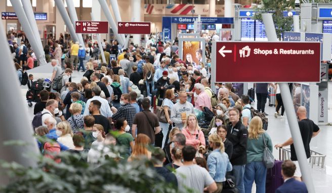 Lange Warteschlangen im Düsseldorfer Flughafen. Die Reiselust ist ungebremst. 