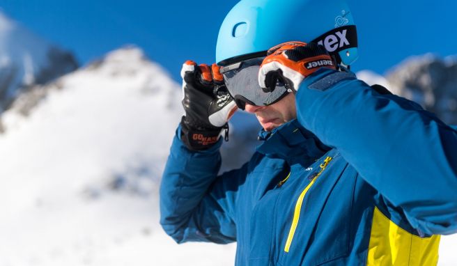 Die Skiausrüstung pistenfit machen Schleifen und Wachsen