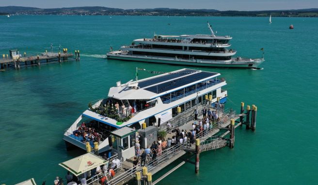 Der elektrobetriebene Katamaran liegt am Landesteg vor der Insel Mainau im Bodensee. Die Region will in Zukunft Vorreiter in Sachen klimaneutrale Schifffahrt sein. 