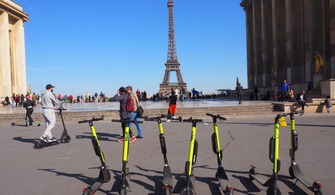 E-Tretroller zum Mieten auf der Place du Trocadero - Auch in Paris sind Touristen und Einheimische oft recht unvorsichtig unterwegs. Die Stadt denkt nun über ein Verbot nach.
