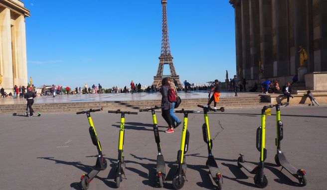 E-Tretroller vor dem Eiffelturm. In Paris gilt wie auch in deutschen Städten: Fahren auf dem Gehweg? «Non!»