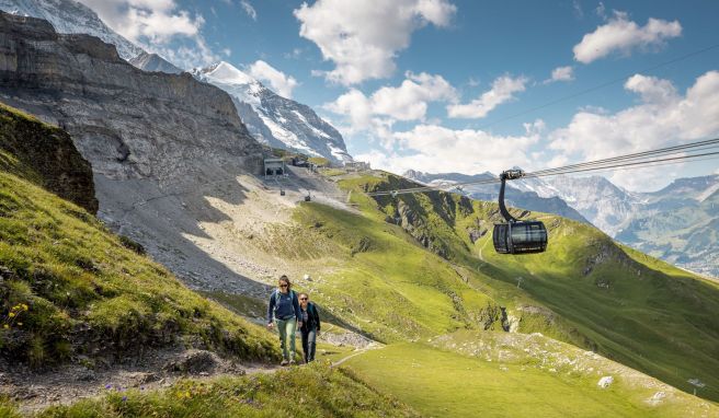 Der neue Themenwanderweg «Eiger Walk of Fame» führt von der Eigergletscher-Station durch die ikonische Berglandschaft.