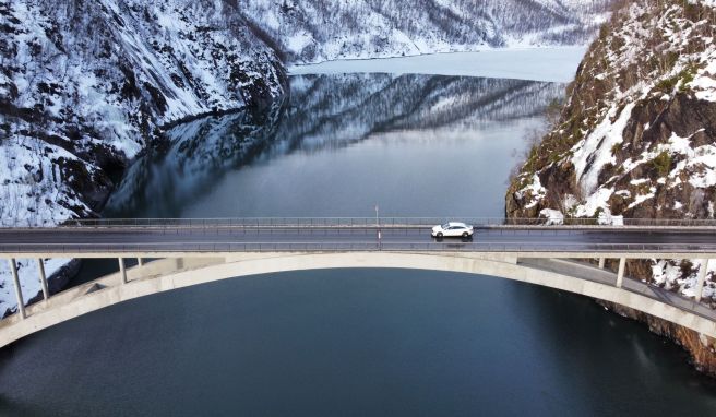 Tipps für die Reiseplanung Urlaub mit E-Auto: Wo die Anfahrt einem Abenteuer gleicht