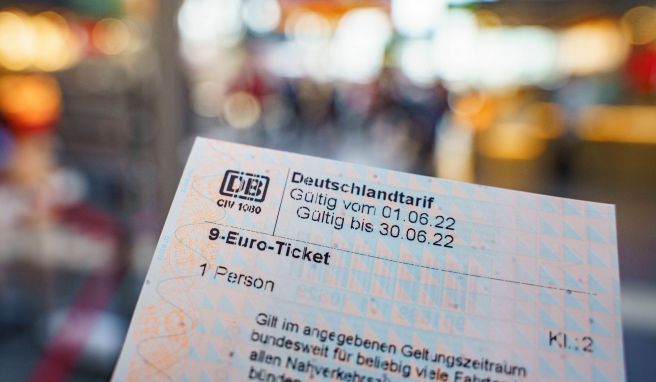 Das Gültigkeitsdatum am oberen Ticketrand zeigt es: Im Juni erworbene 9-Euro-Tickets sind nur bis 30.06. gültig - egal, an welchem Junitag sie gekauft wurden. Das Gültigkeitsdatum am oberen Ticketrand zeigt es: Im Juni erworbene 9-Euro-Tickets sind nur bis 30.06. gültig - egal, an welchem Junitag sie gekauft wurden.