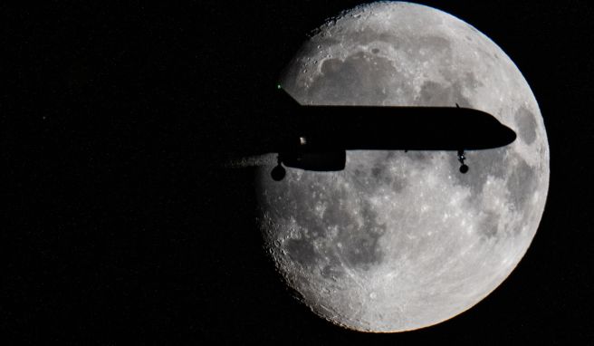 Zweimal «Prosit, Neujahr!» Im Flugzeug zurück ins alte Jahr – Silvester doppelt feiern