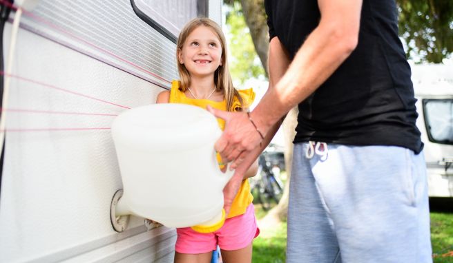 Um den Spritverbrauch zu minimieren, empfiehlt es sich, den Frischwassertank im Wohnmobil nur nach aktuellem Bedarf zu füllen.