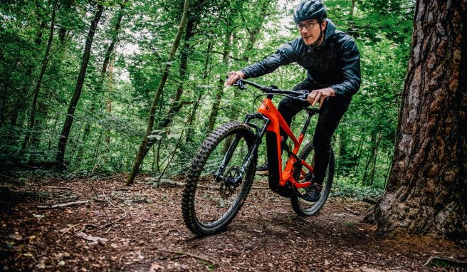 Nicht zu schroff am Hebel ziehen: Beim Mountainbiken ist Bremsgefühl gefragt. Nicht zu schroff am Hebel ziehen: Beim Mountainbiken ist Bremsgefühl gefragt.