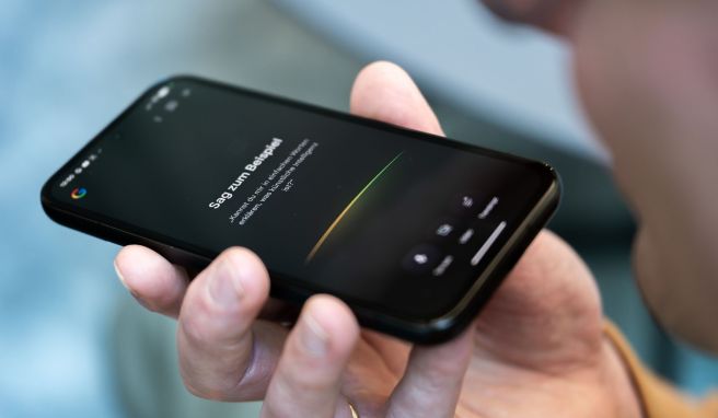 KI im Dialog: Search Live ermöglicht ein interaktives Gespräch, bei dem die KI Fragen versteht und direkt darauf eingeht, auch bei Missverständnissen. KI im Dialog: Search Live ermöglicht ein interaktives Gespräch, bei dem die KI Fragen versteht und direkt darauf eingeht, auch bei Missverständnissen.