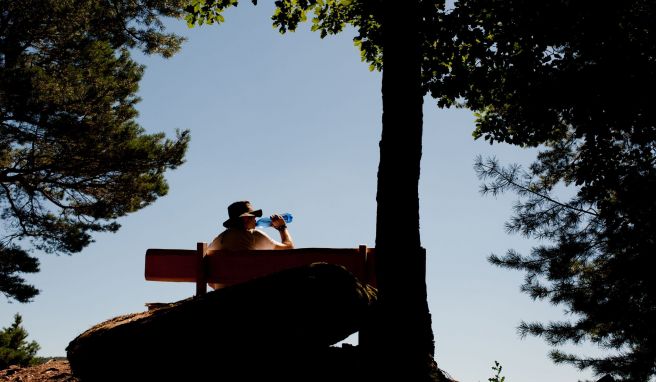 Bei hochsommerlichen Temperaturen sollten Wanderer genug Wasser und die richtige Kleidung bei sich haben. Bei hochsommerlichen Temperaturen sollten Wanderer genug Wasser und die richtige Kleidung bei sich haben.