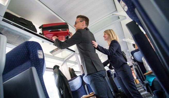 Die Weihnachtsreisewelle sorgt für volle Züge: Sitzplätze mit Sicht auf die Gepäckablagen helfen, Diebstähle zu verhindern.