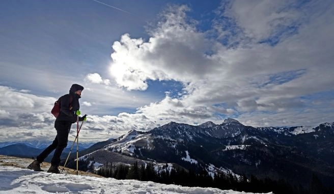 Absturzrisiko Vorsicht bei Altschnee auf alpinen Wanderungen