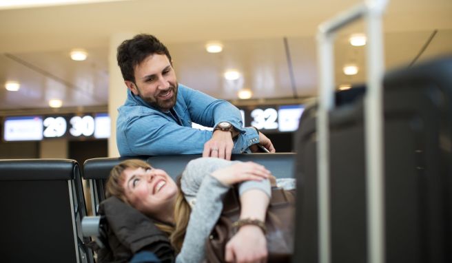 Eine Reise über mehrere Zeitzonen steht an? Dann droht ein Jetlag - doch mit dem richtigen Verhalten lässt er sich eindämmen.