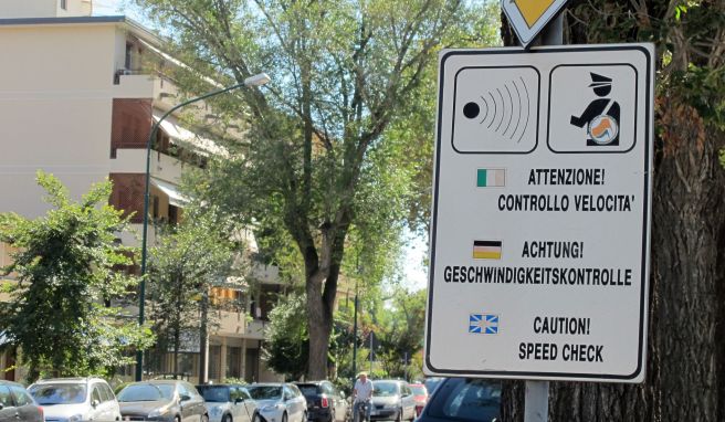 Urlaub vorbei, Bußgeld da: Verkehrsverstöße im Ausland können teuer werden – und auch zu Hause Folgen haben. Urlaub vorbei, Bußgeld da: Verkehrsverstöße im Ausland können teuer werden – und auch zu Hause Folgen haben.