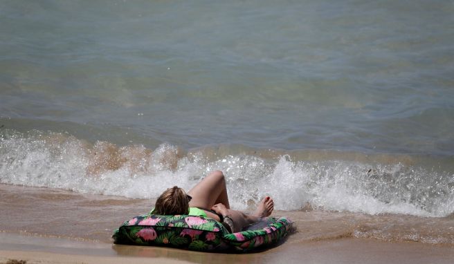 Virologe Schmidt-Chanasit Nachgefragt: Ist Urlaub im Hochinzidenzgebiet vertretbar?
