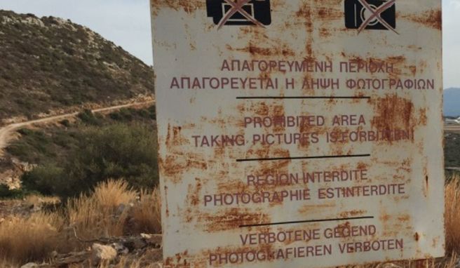 Dieses Schild ist kein Deko-Element. Fotografierverbote gelten in vielen Ländern, besonders rund um Militär- und Sicherheitsbereiche. Dieses Schild ist kein Deko-Element. Fotografierverbote gelten in vielen Ländern, besonders rund um Militär- und Sicherheitsbereiche.