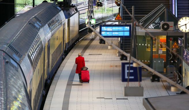 Bahnreisende haben bei Verspätungen und Zugausfällen eine Reihe von Rechten - hier gibt es ab 7. Juni in Teilen Änderungen. Bahnreisende haben bei Verspätungen und Zugausfällen eine Reihe von Rechten - hier gibt es ab 7. Juni in Teilen Änderungen.