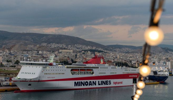 Auf griechischen Fähren dürfen E-Autos und Plug-in-Hybride seit Mitte April nur zu maximal 40 Prozent geladen sein.