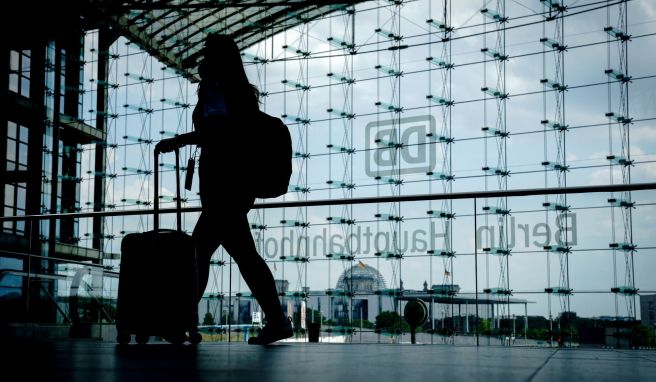 Umsteigen auf Bus, Flug oder Mietwagen GDL-Streik: Alternativen zur Bahn - und wer zahlt?