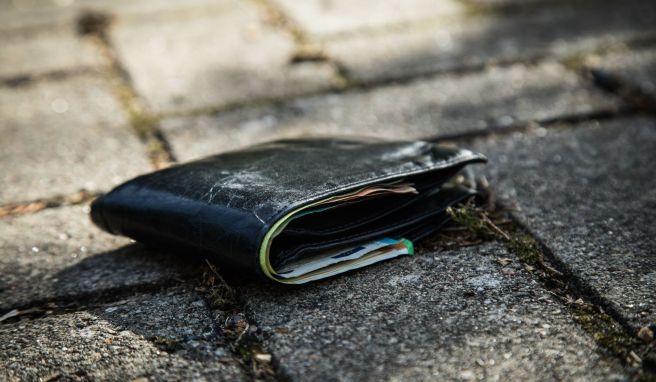 Sperre per App oder Anruf Zahlungskarte weg? So handeln Sie im Urlaub richtig